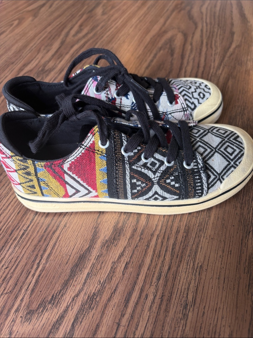 Keen Aztec Geometric Designed Fashion Sneakers size 7